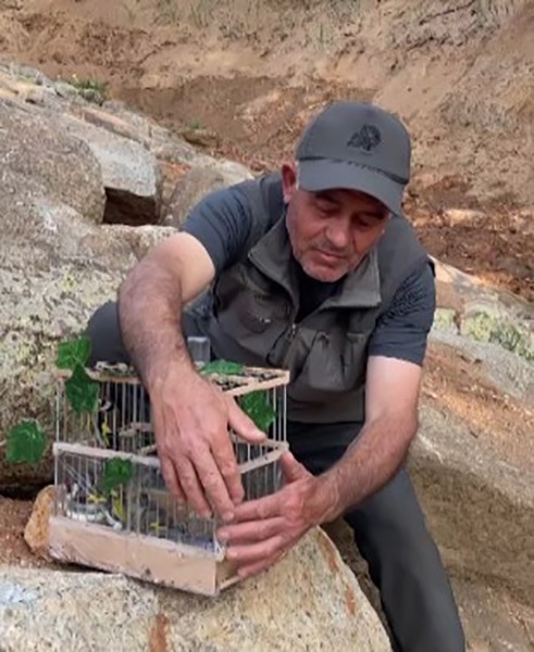 Kırşehir&rsquo;de saka kuşu avcılarına operasyon: 2 kişi yakalandı
