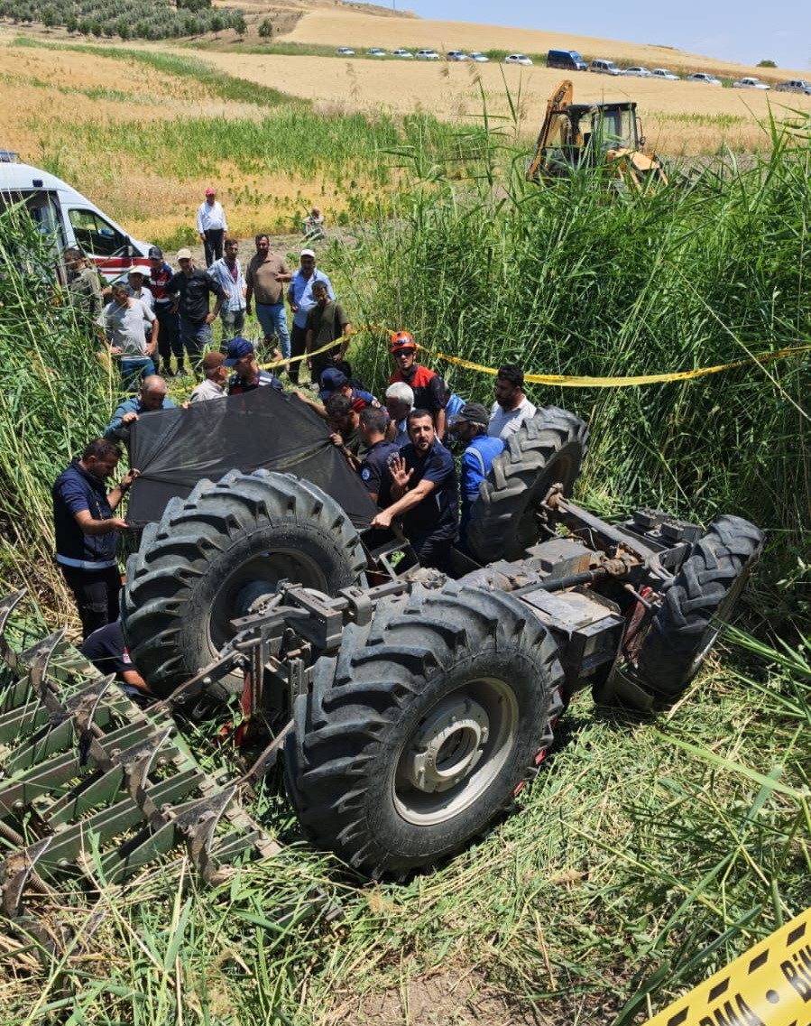 Yangını s&ouml;nd&uuml;rmek isterken trakt&ouml;r&uuml;n altında kaldı
