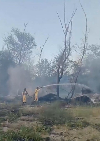 Edirne&rsquo;de Meri&ccedil; Nehri kenarındaki adacığa atılan &ccedil;&ouml;plerden yangın &ccedil;ıktı
