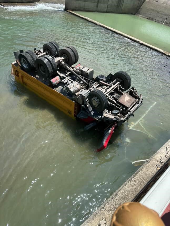 Artvin Murgul’da Kaza: Kamyon dereye uçtu