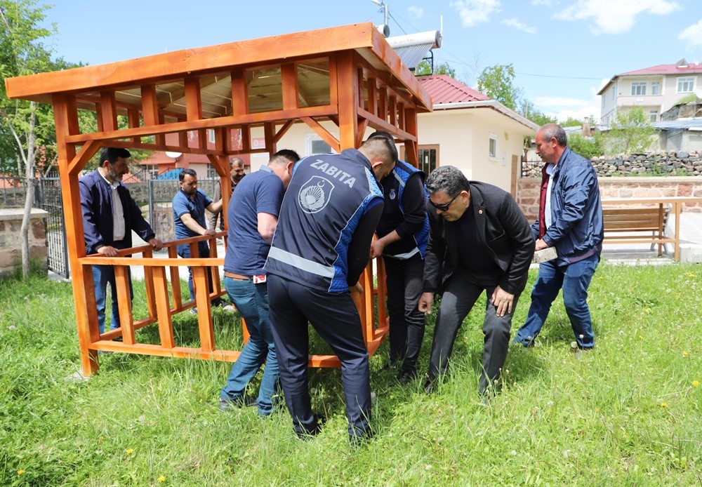 Camiye Belediye tarafından kamelya kondu
