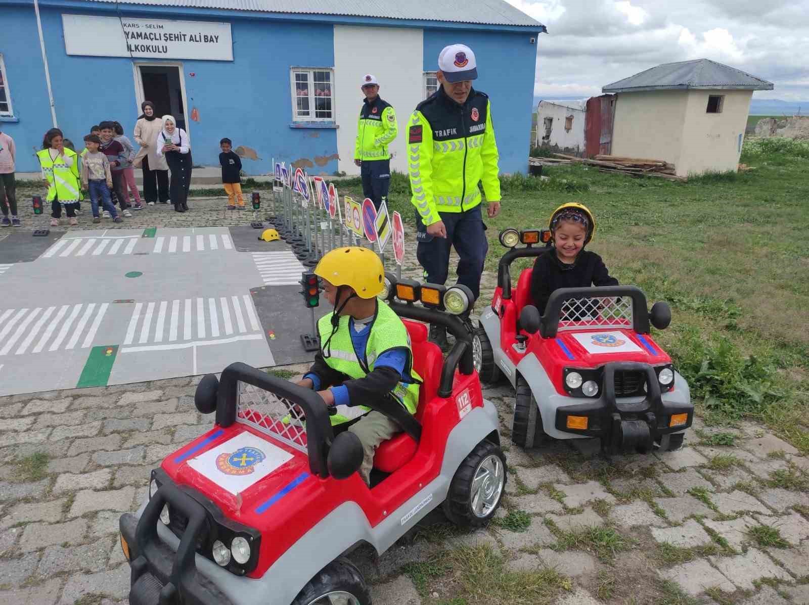 Kars’ta öğrencilere yönelik trafik eğitimi verildi