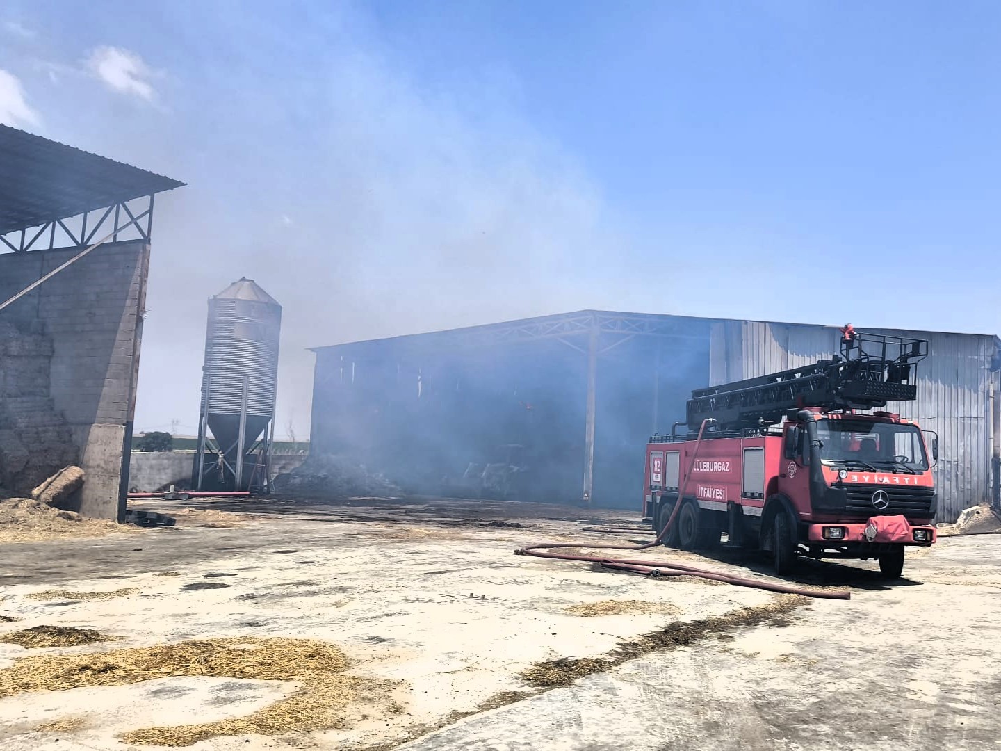 Kırklareli’nde bir hayvan çiftliğinin yem deposunda çıkan yangın söndürüldü