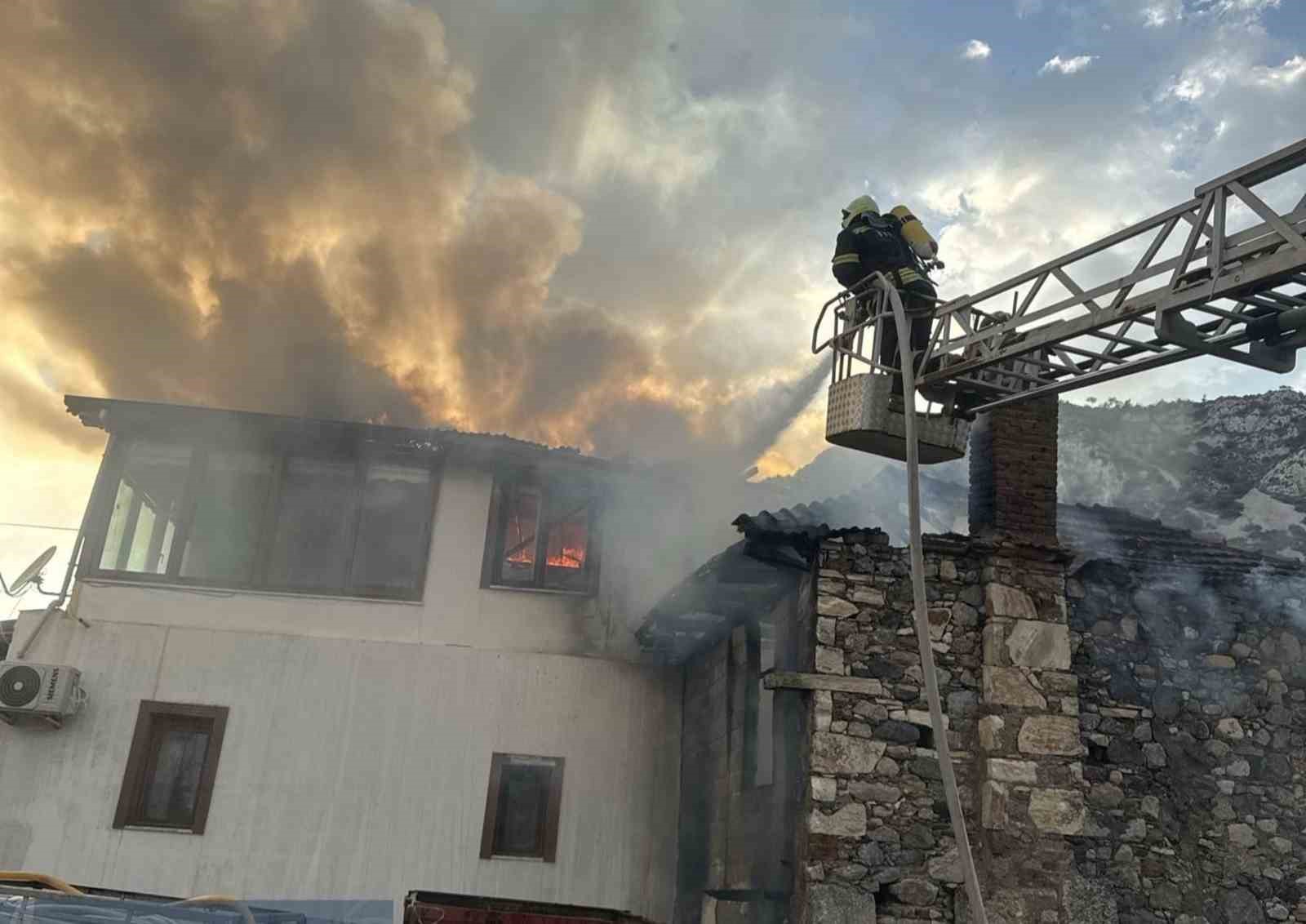 Muğla Büyükşehir itfaiyesi bayram tatilinde 121 olaya müdahale etti