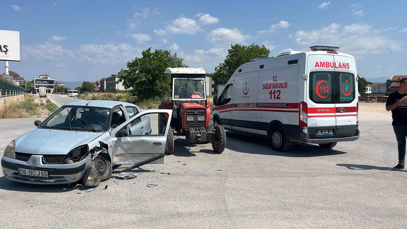 Otomobil ile trakt&ouml;r &ccedil;arpıştı: 1 yaralı
