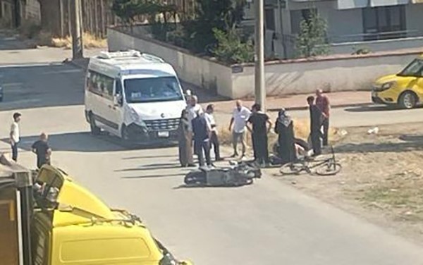 İnegöl’de servis minibüsüyle çarpışan motosikletli yaralandı