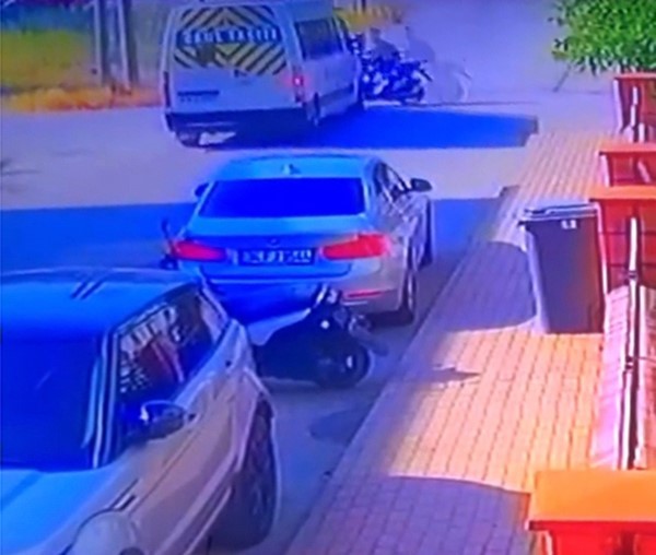 İneg&ouml;l&rsquo;de servis minib&uuml;s&uuml;yle &ccedil;arpışan motosikletli yaralandı
