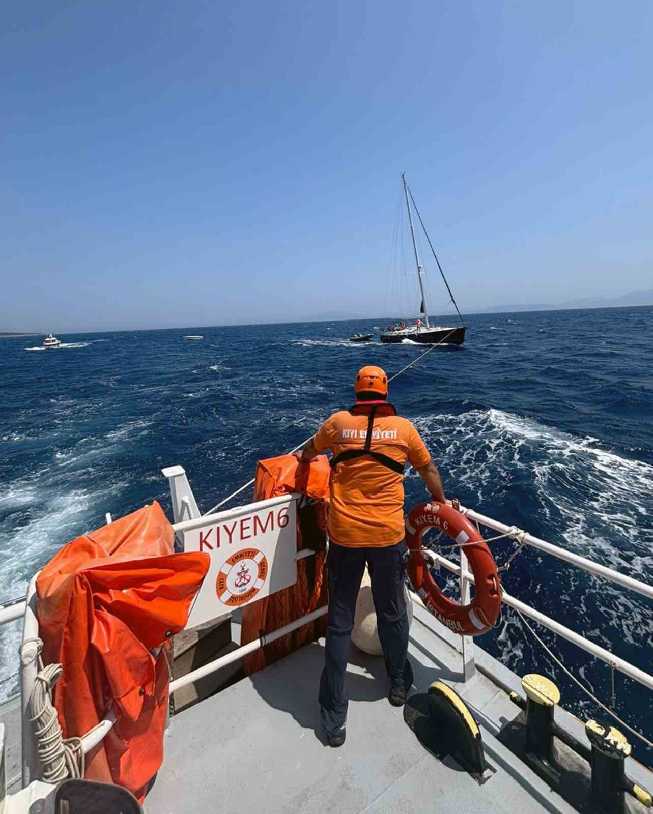 Bodrum açıklarında sürüklenen tekneyi KIYEM ekipleri kurtardı