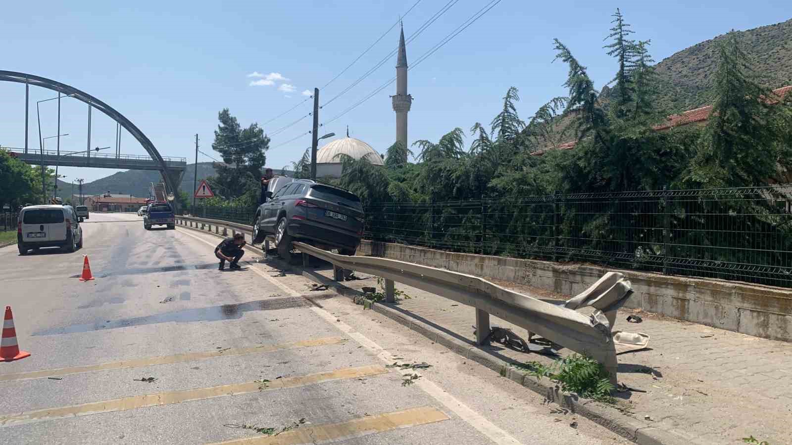 Amasya’da otomobil bariyere asılı kaldı: 1 yaralı