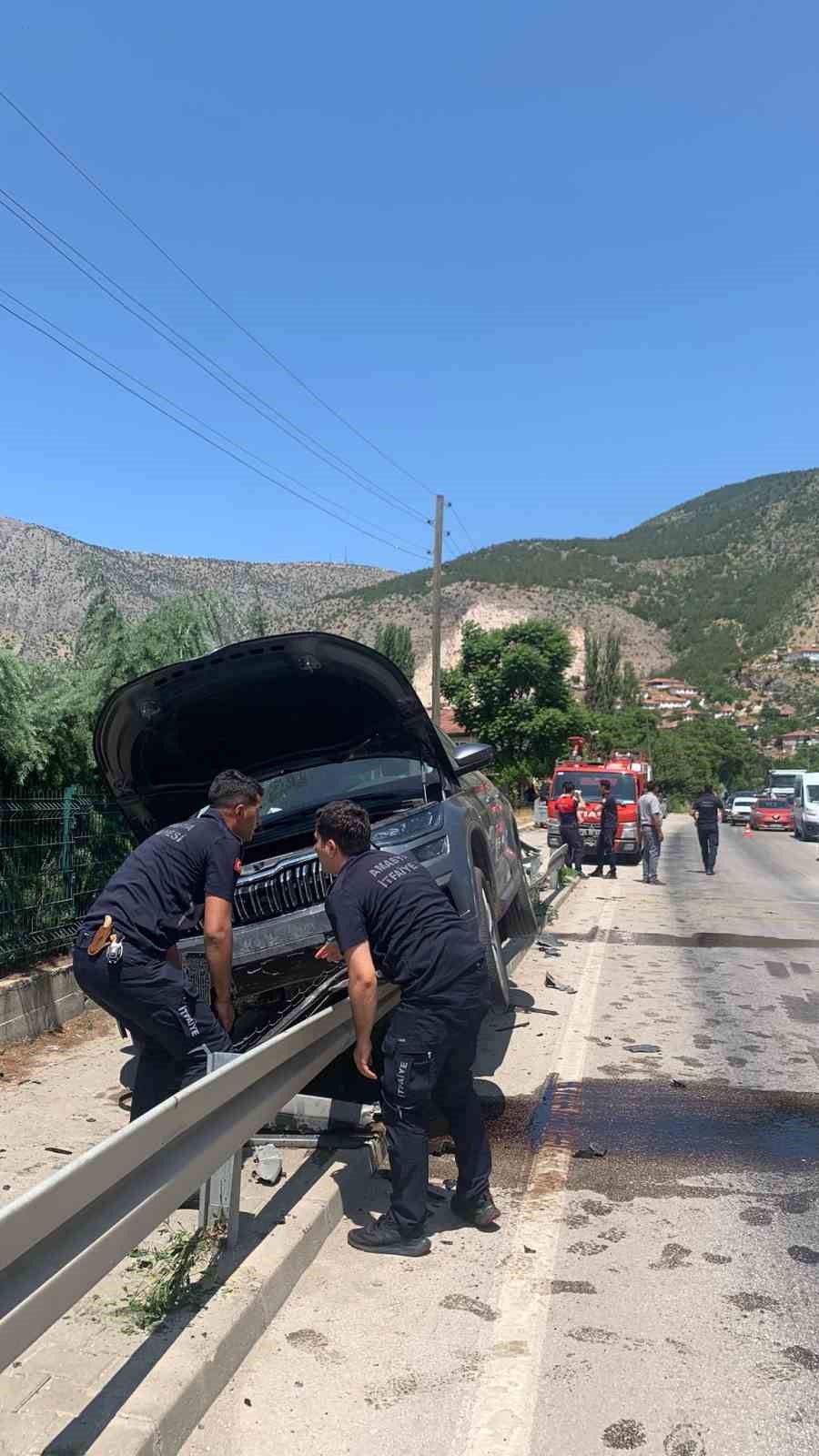 Amasya’da otomobil bariyere asılı kaldı: 1 yaralı