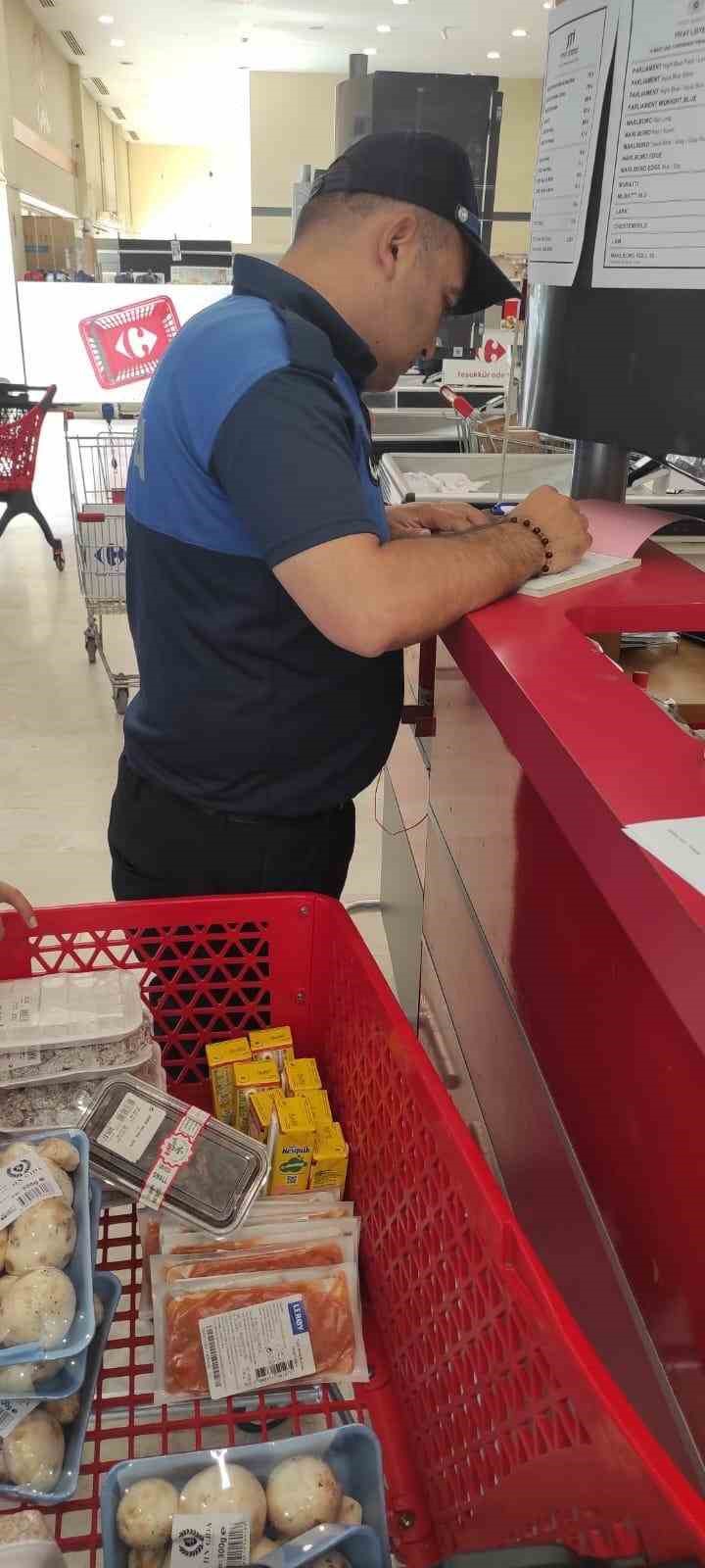 &Ccedil;orum Belediyesi ekiplerinden marketlere sıkı denetim
