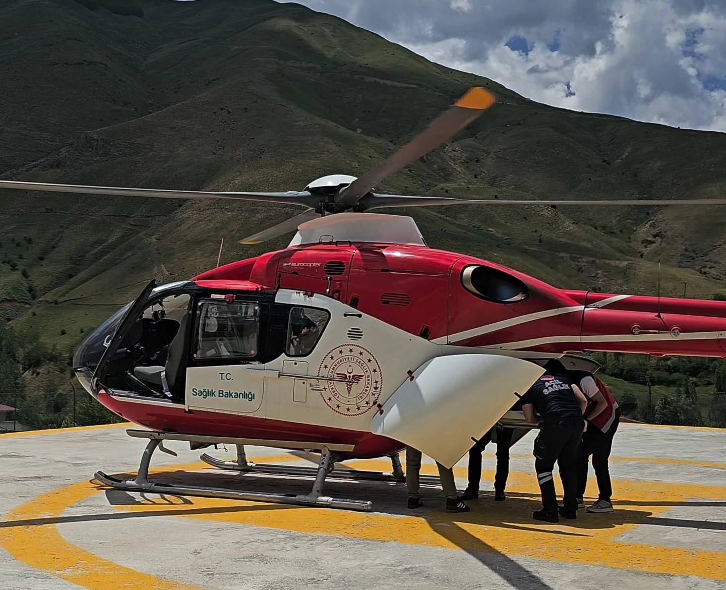 54 yaşındaki hasta için helikopter ambulans havalandı
