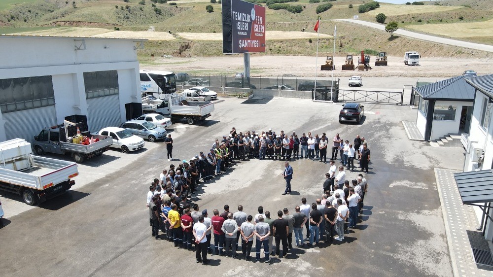 Pursaklar Belediye Başkanı Çetin, belediye personeliyle bayramlaştı