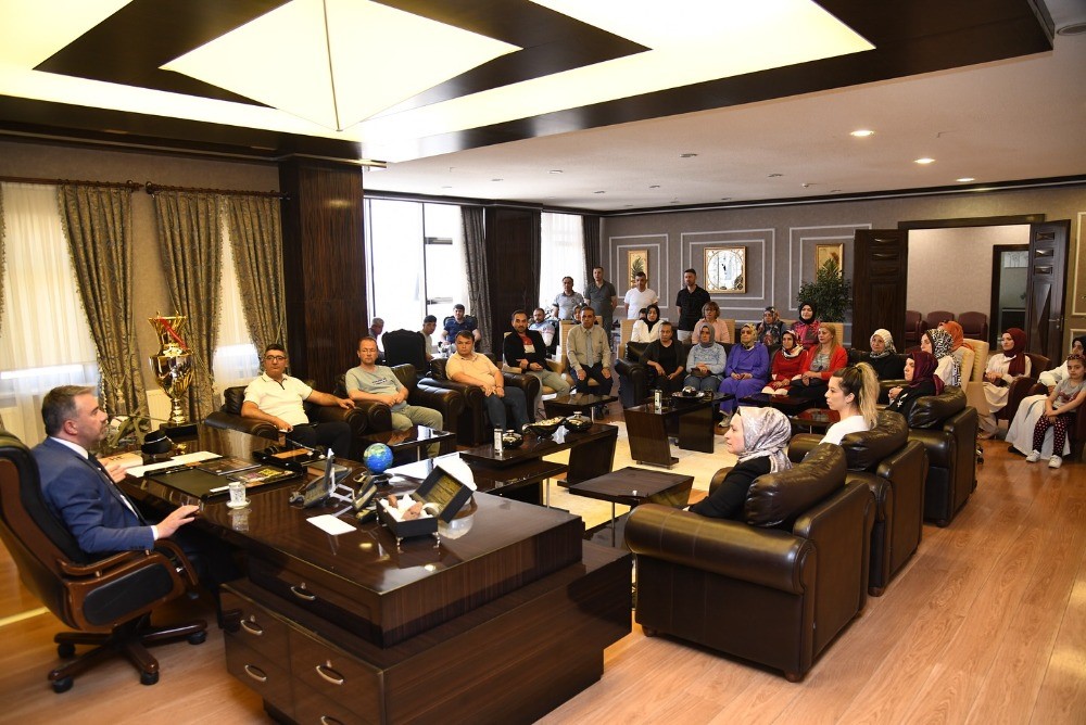 Pursaklar Belediye Başkanı &Ccedil;etin, belediye personeliyle bayramlaştı
