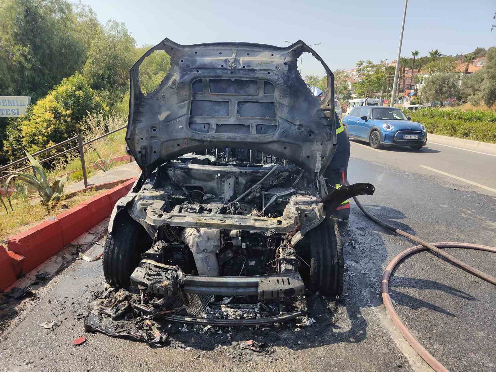 Seyir halindeyken alev topuna d&ouml;nen ara&ccedil;tan geriye iskeleti kaldı
