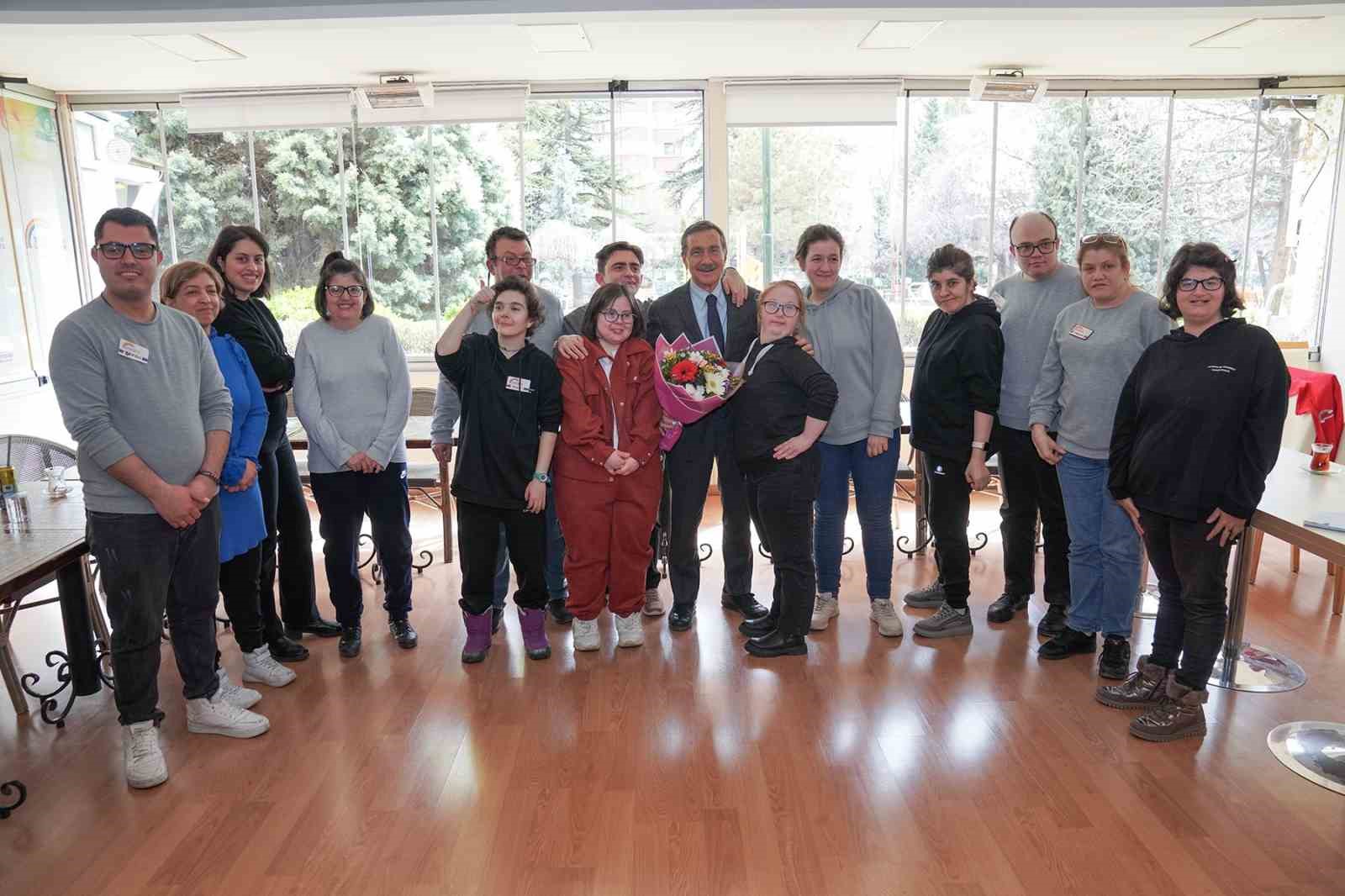 &Ouml;zel bireyler G&ouml;kkuşağı Kafe ile iş g&uuml;c&uuml;ne katılıyor
