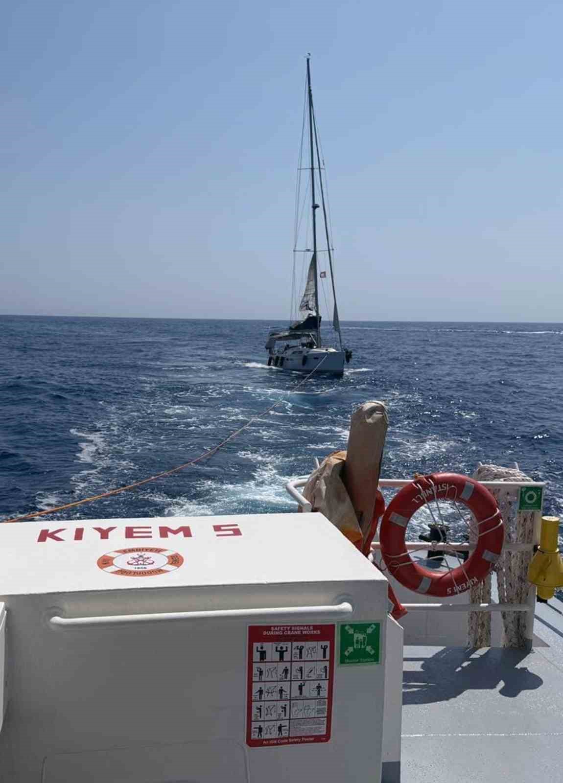 Fethiye’de makine arızası nedeniyle sürüklenen tekne kurtarıldı