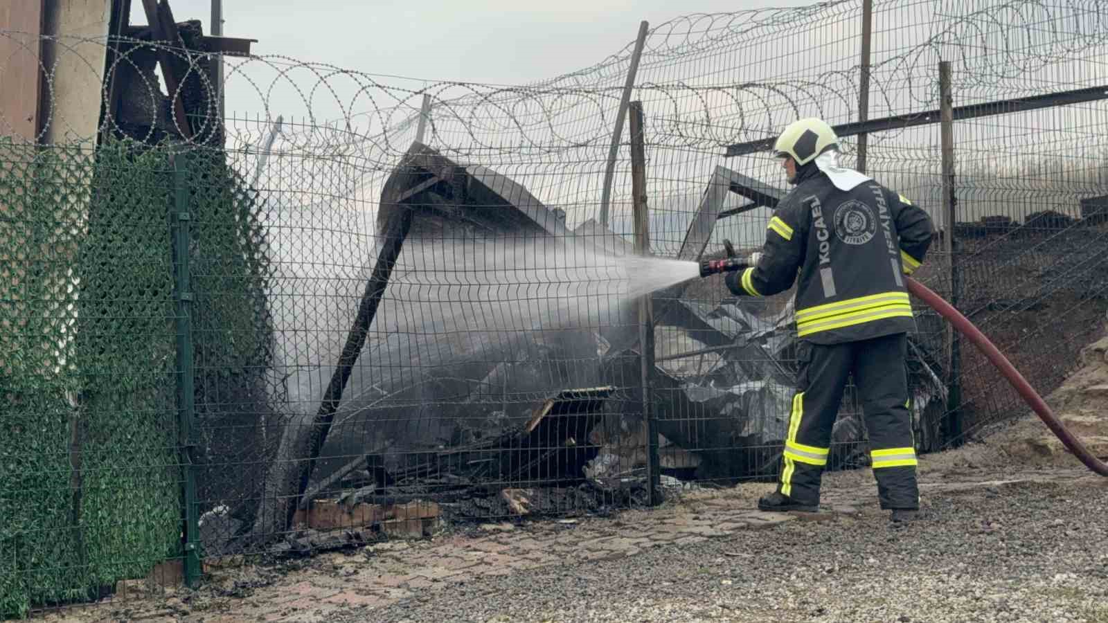 Çıkan yangında ev küle döndü