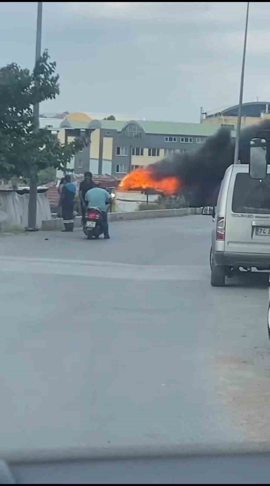 &Ccedil;ıkan yangında ev k&uuml;le d&ouml;nd&uuml;
