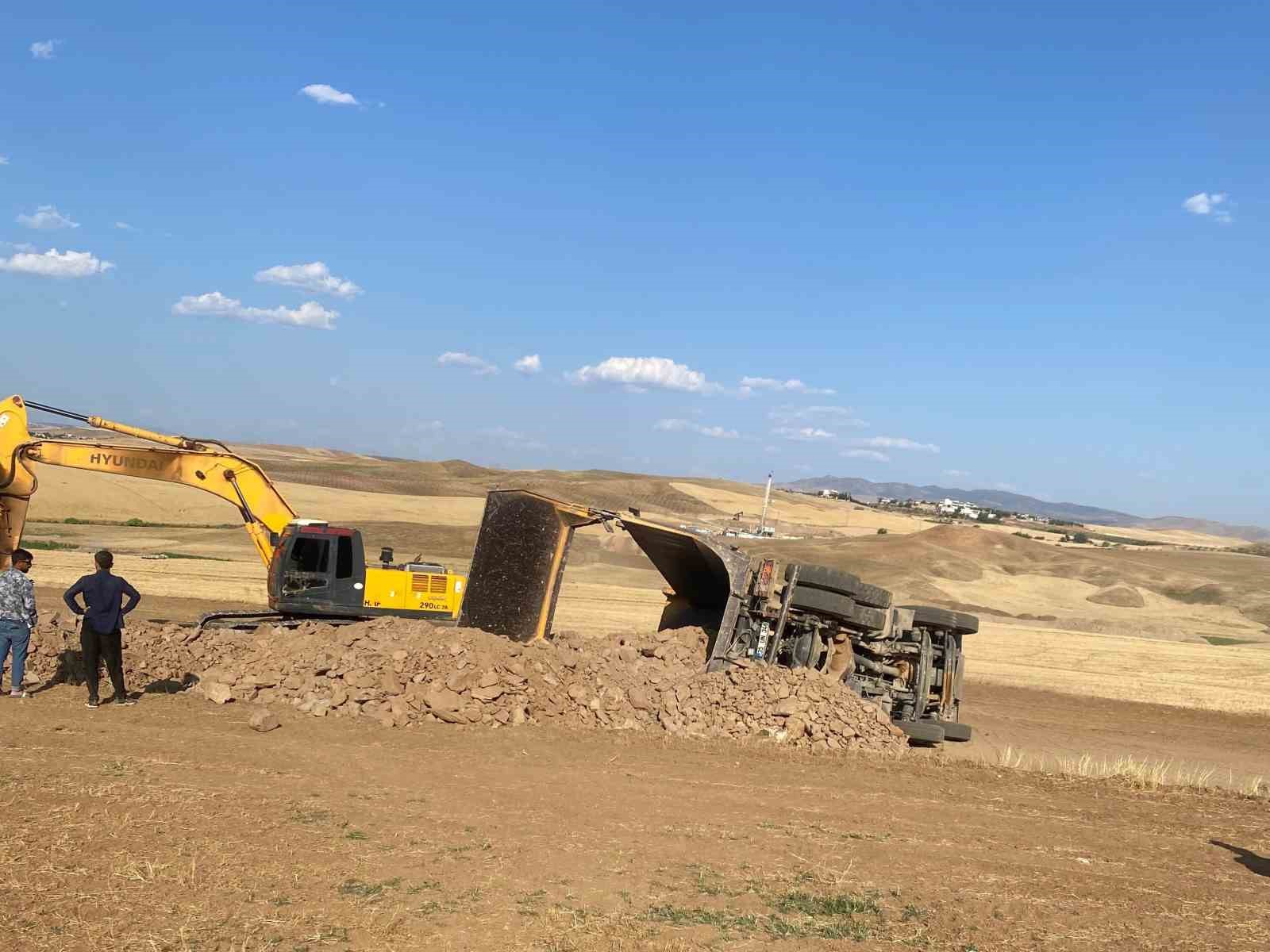 Siirt’te kamyon devrildi: 1 yaralı