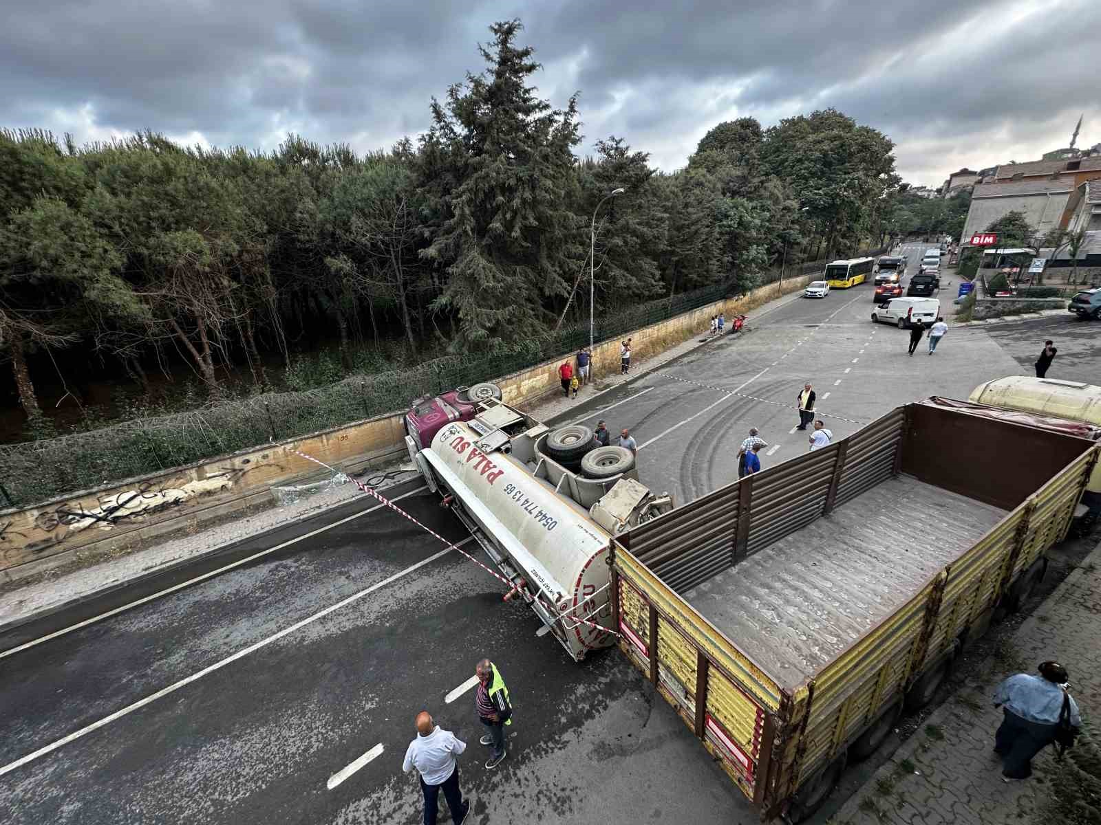 Beykoz’da su tankeri geri manevra yaparken devrildi: 1 yaralı