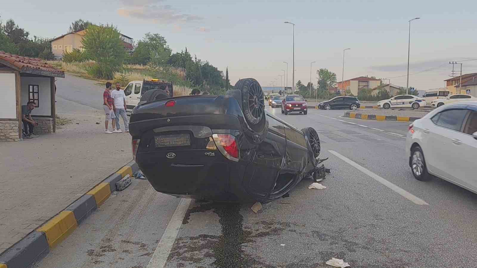 Takla atan otomobilde 3 kişi yaralandı