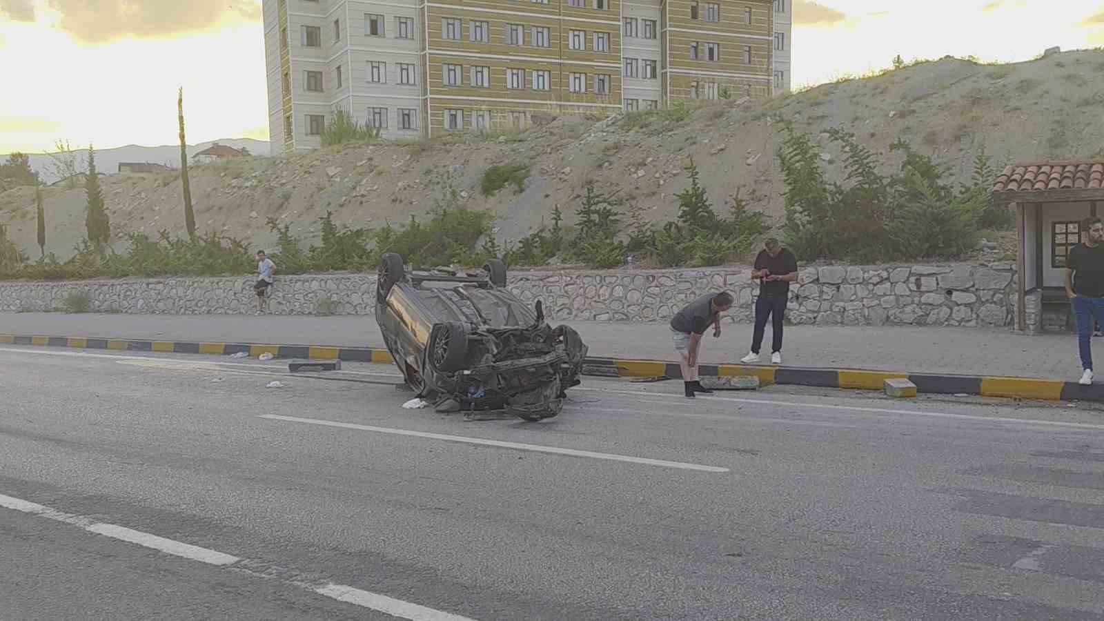 Takla atan otomobilde 3 kişi yaralandı
