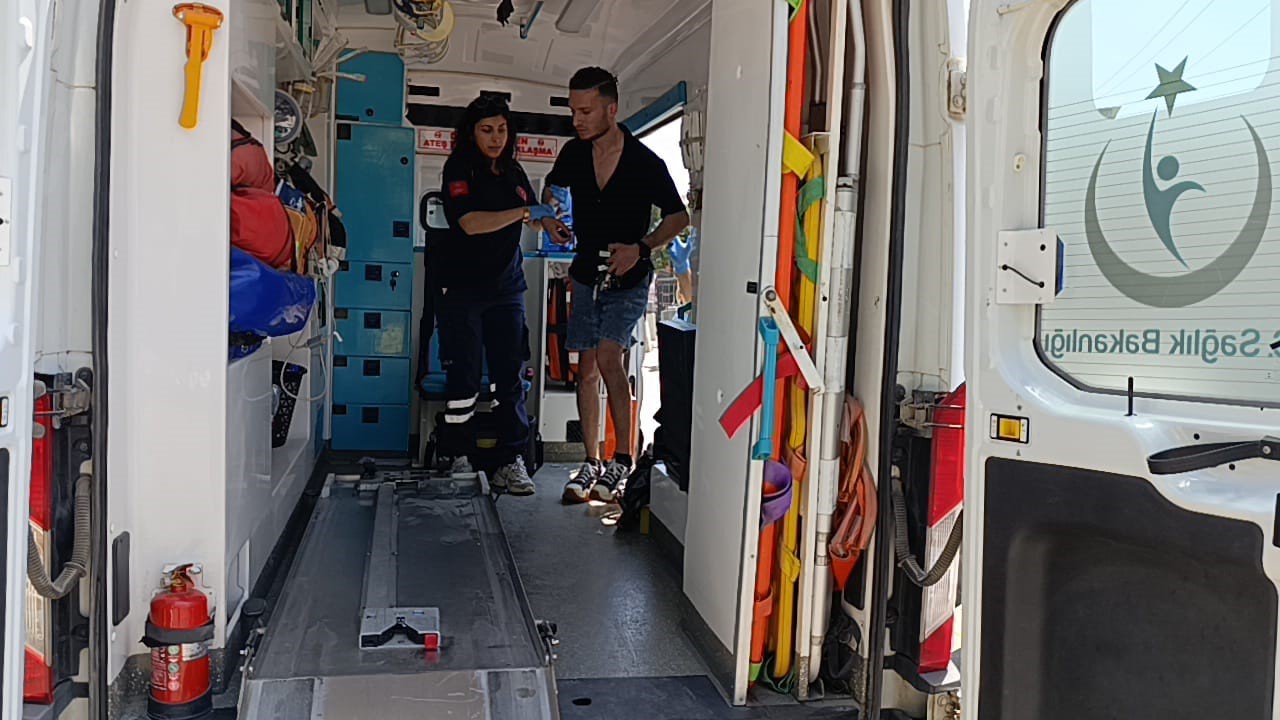 Direksiyon başında n&ouml;bet ge&ccedil;irdi, bariyerlere &ccedil;arparak durabildi
