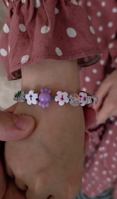 Sultangazi’de okul kantininde satılan haç işaretli bileklik velilerin tepkisini çekti