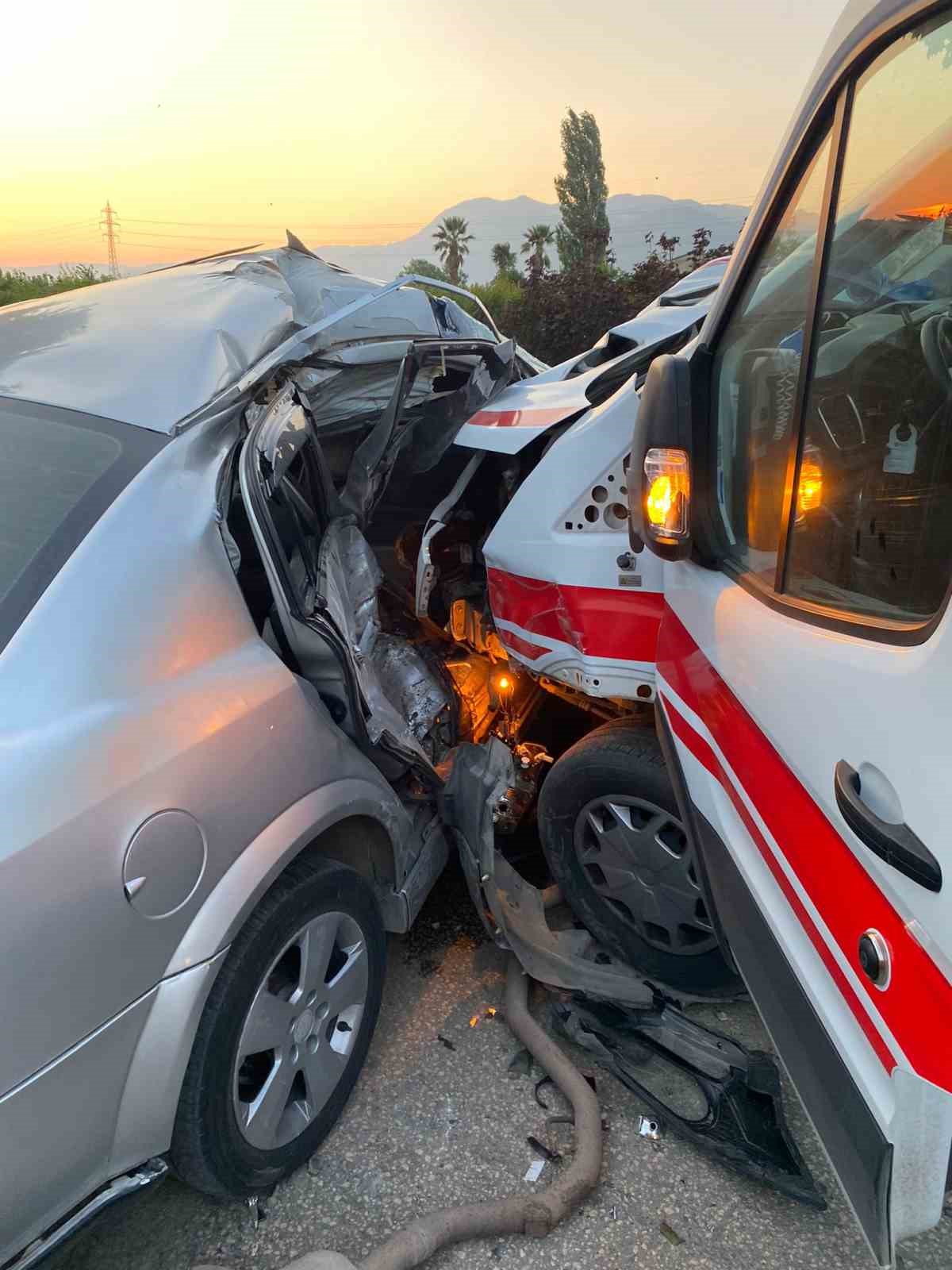 Ambulans ile &ccedil;arpışan otomobilde can pazarı
