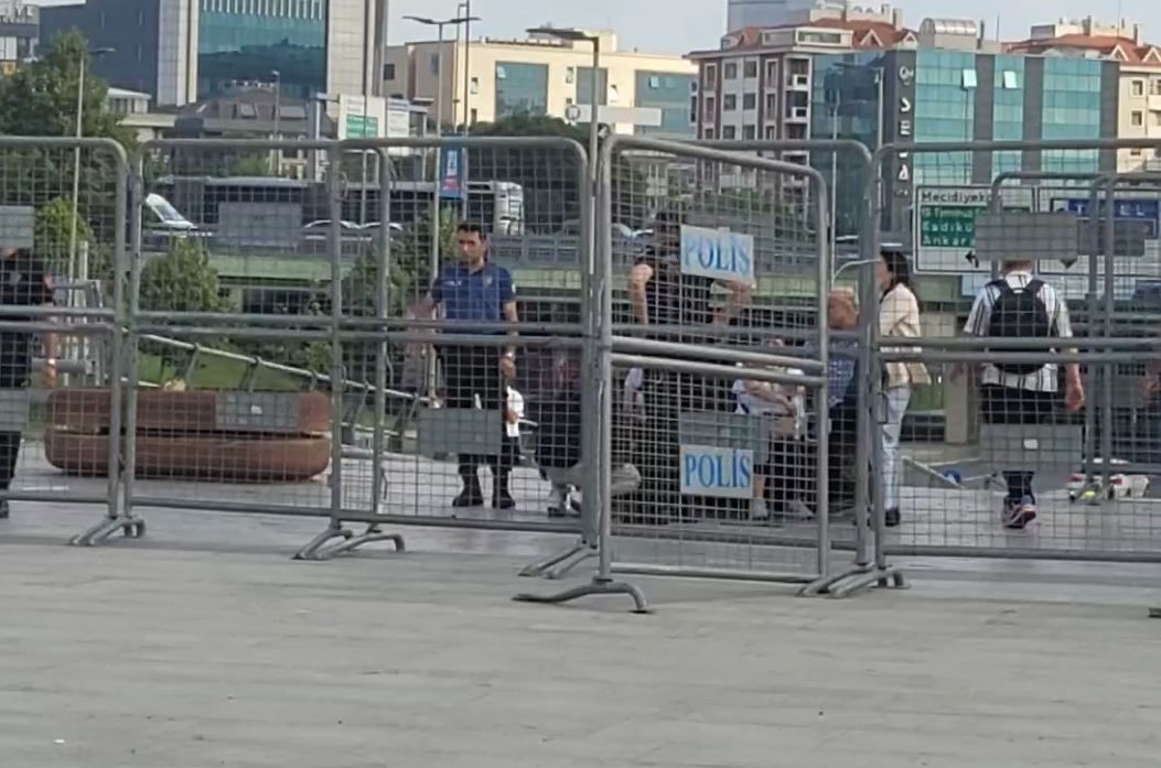 Adliye meydanındaki bariyerler r&uuml;zgarın etkisiyle 2 personelin &uuml;zerine devrildi
