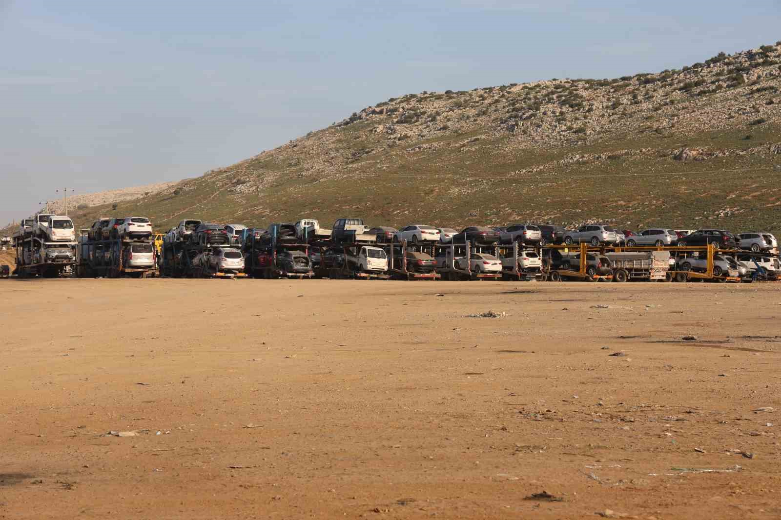 Uzak Doğu&rsquo;dan getirilen y&uuml;zlerce ikinci el ara&ccedil; tırlarla Suriye&rsquo;ye taşınıyor
