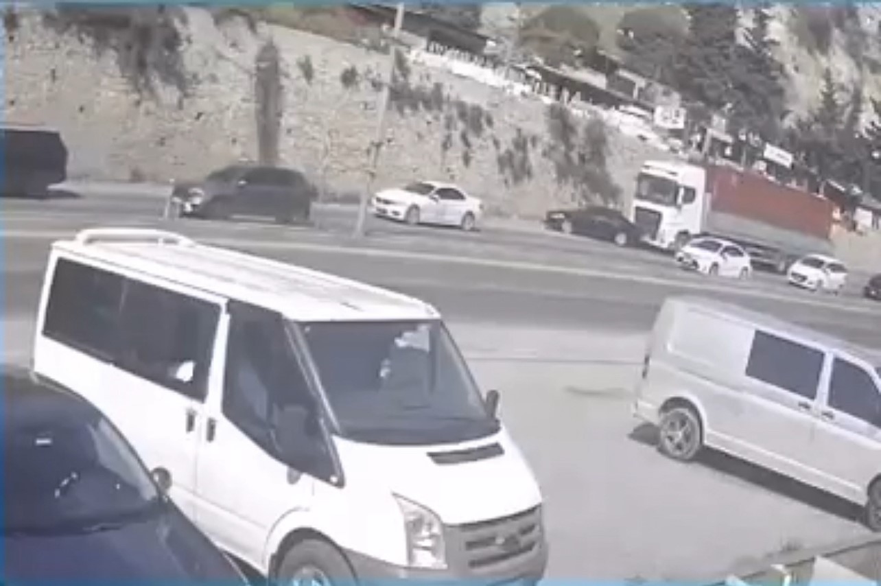 Tır sürücüsü otomobili göz göre göre sürükledi