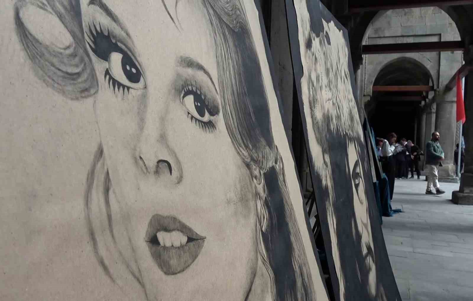 Yeşil&ccedil;am filmlerinin unutulmaz isimlerinin portrelerini &ccedil;izdiler
