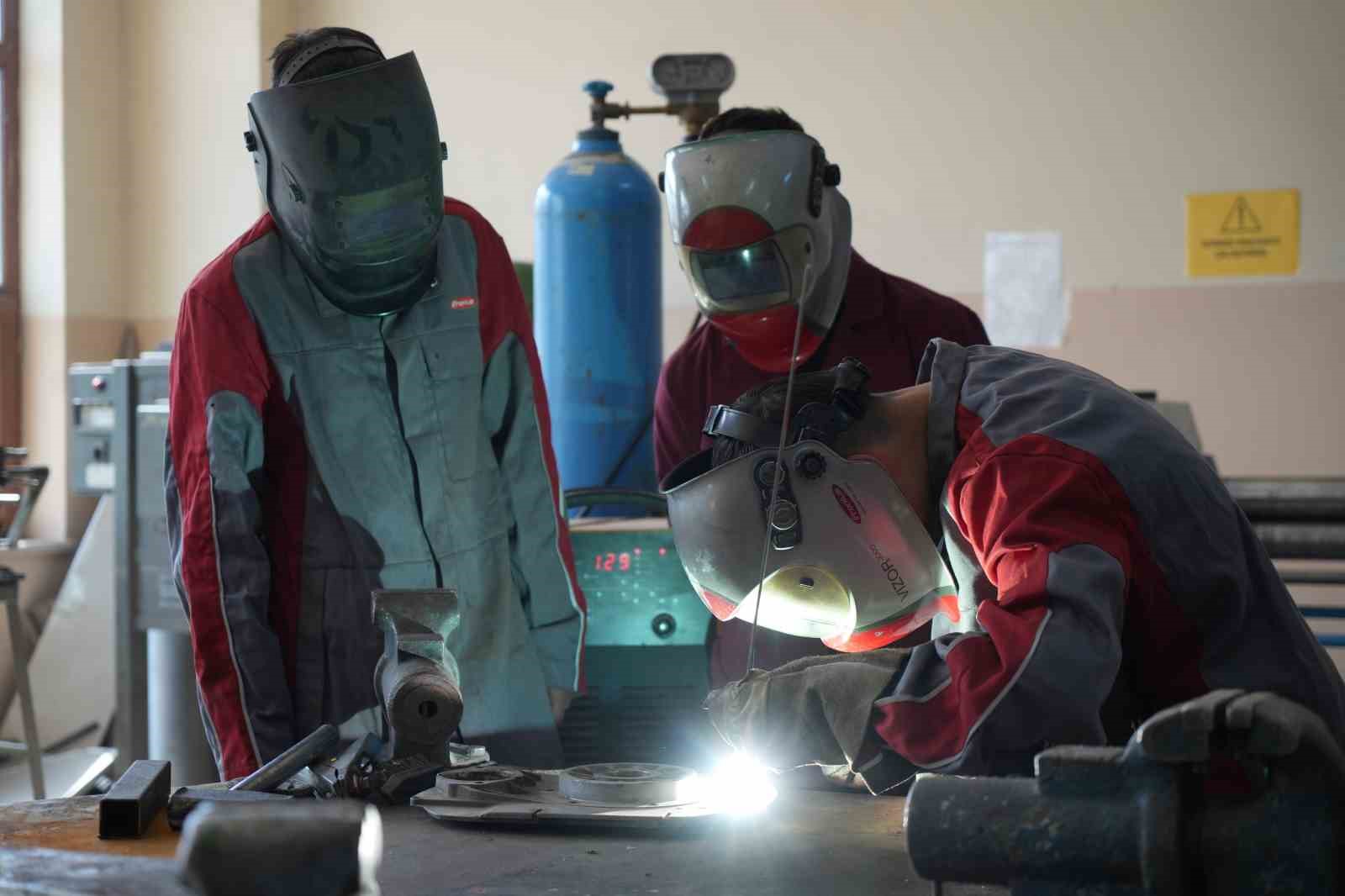 Hem okuyorlar hem de geleceğe hazırlanıyorlar: Okulda meslek &ouml;ğrenen liseliler kolunda altın bilezikle mezun oluyor
