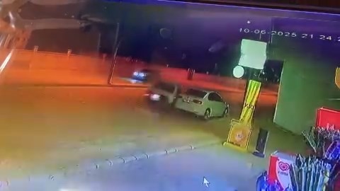 Park halindeki otomobile çarpıp kaçtı: O anlar kamerada