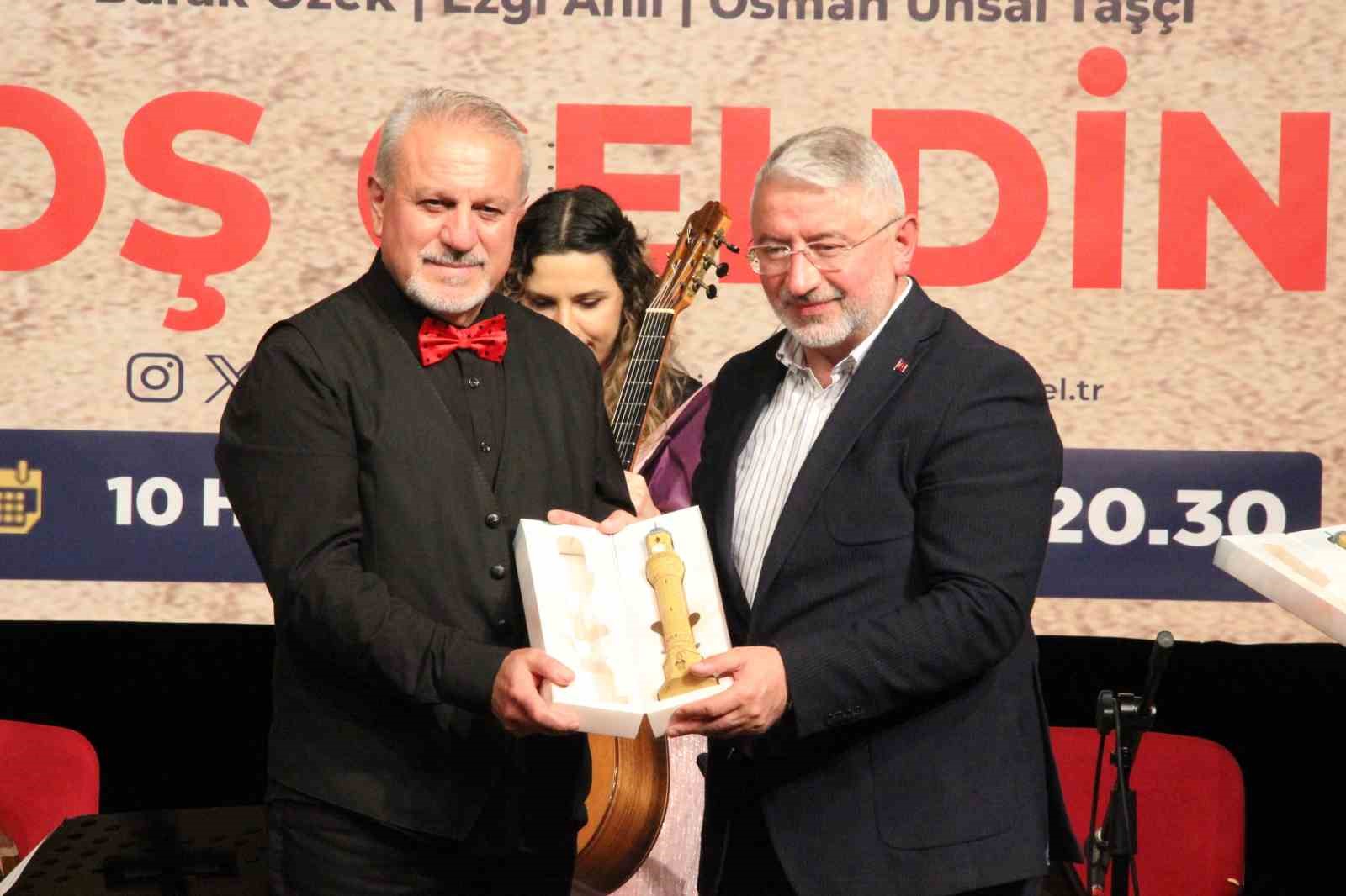 &Uuml;nl&uuml; gitaristlerden m&uuml;zik ziyafeti
