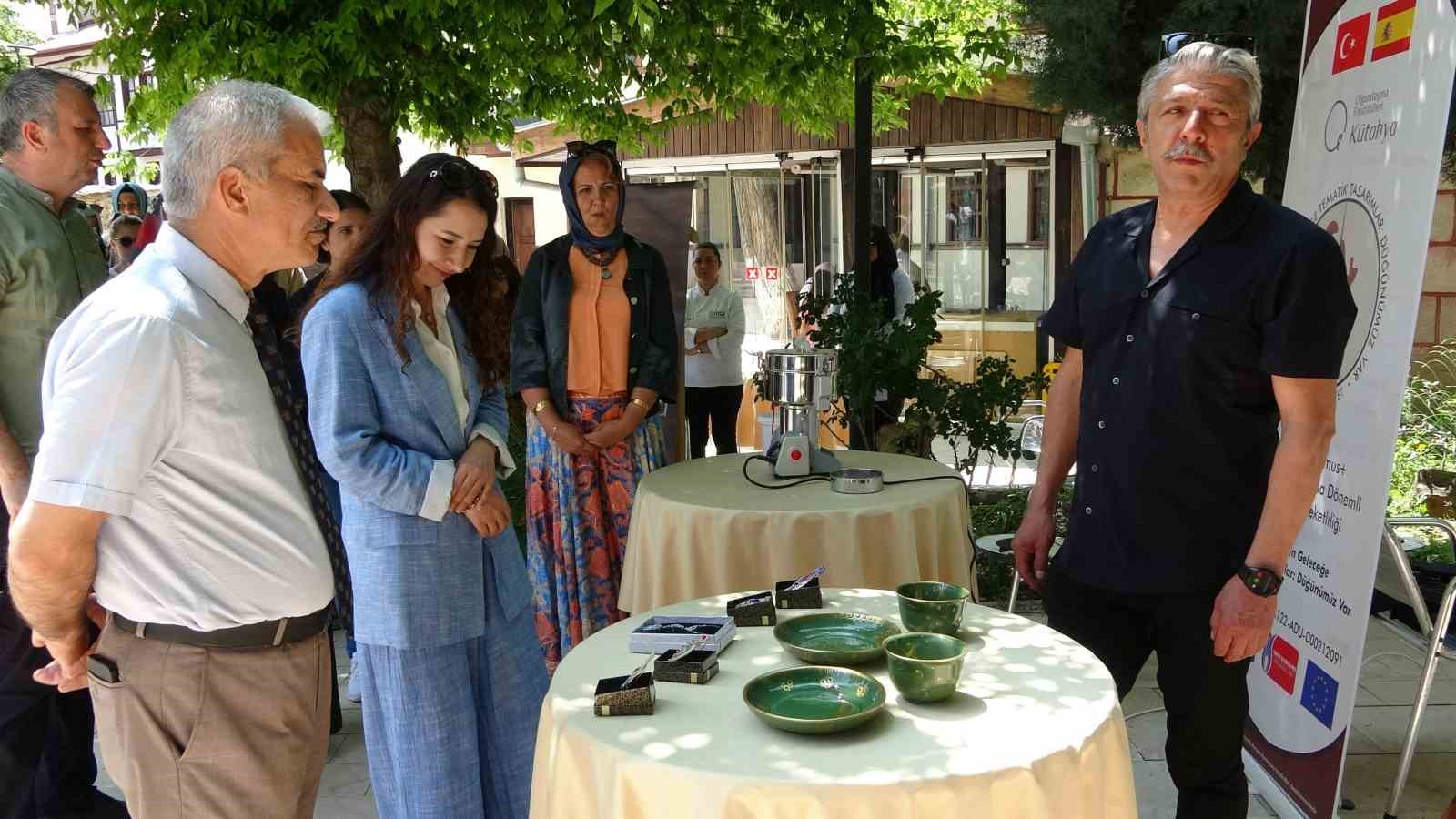 Atık çiniler ve cam şişeler sanata dönüşüyor