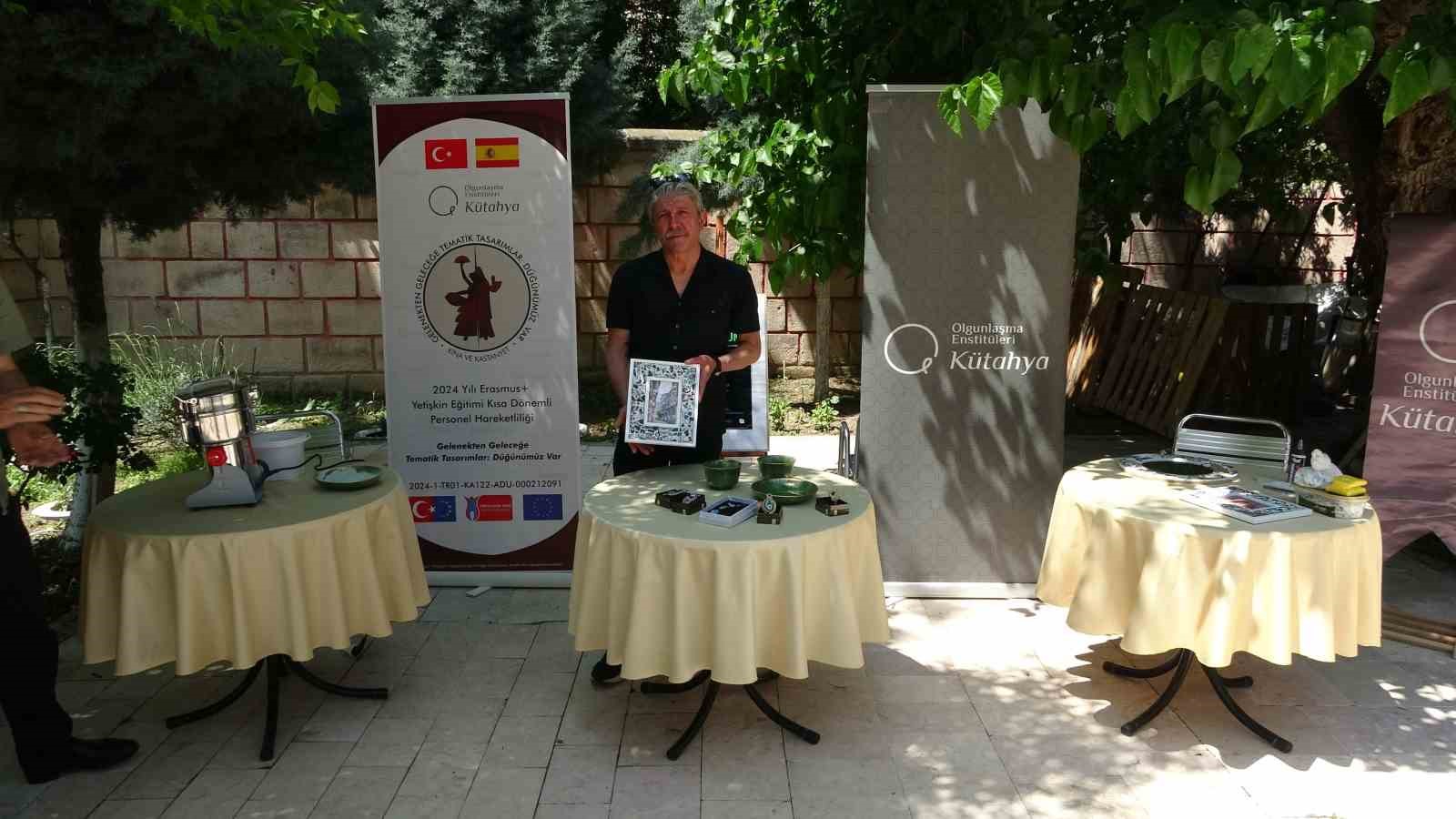 Atık &ccedil;iniler ve cam şişeler sanata d&ouml;n&uuml;ş&uuml;yor
