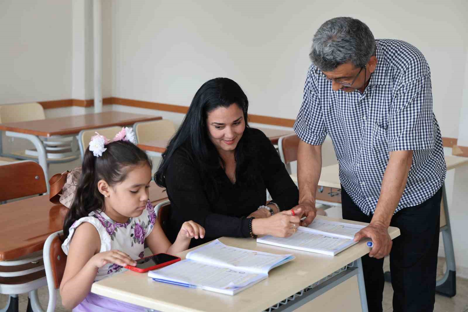 Kübalı gelin, annesi ve kızıyla Türkçe öğrenmeye başladı
