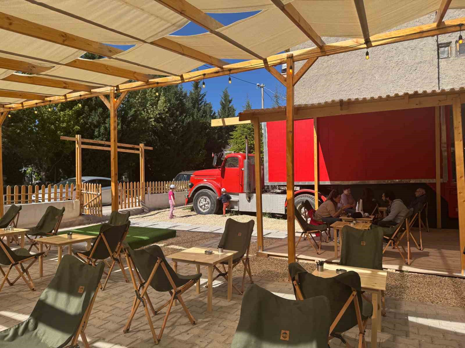 (ÖZEL) Yarım asır boyunca kilometrelerce yük taşıyan tırda şimdi leziz kahveler pişiyor