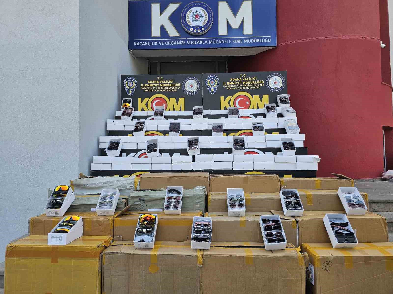 Adana’da 14 milyonluk kaçak güneş gözlüğü ve telefon ele geçirildi