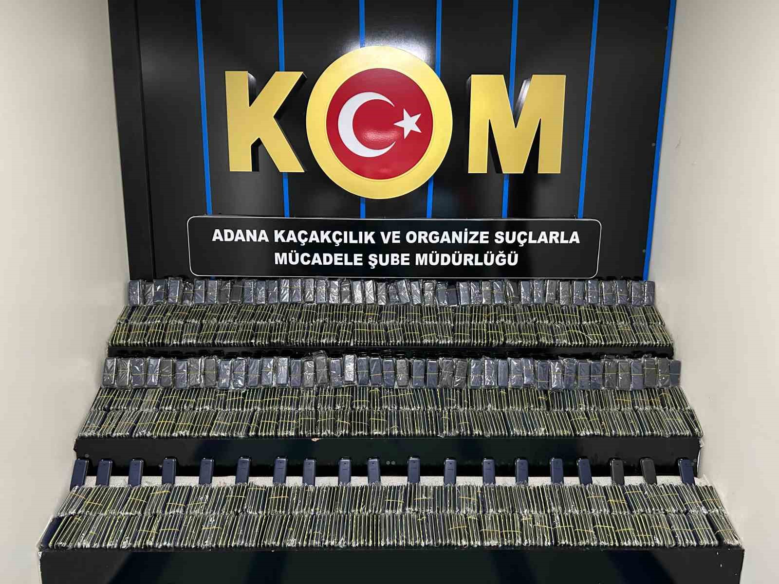 Adana&rsquo;da 14 milyonluk ka&ccedil;ak g&uuml;neş g&ouml;zl&uuml;ğ&uuml; ve telefon ele ge&ccedil;irildi
