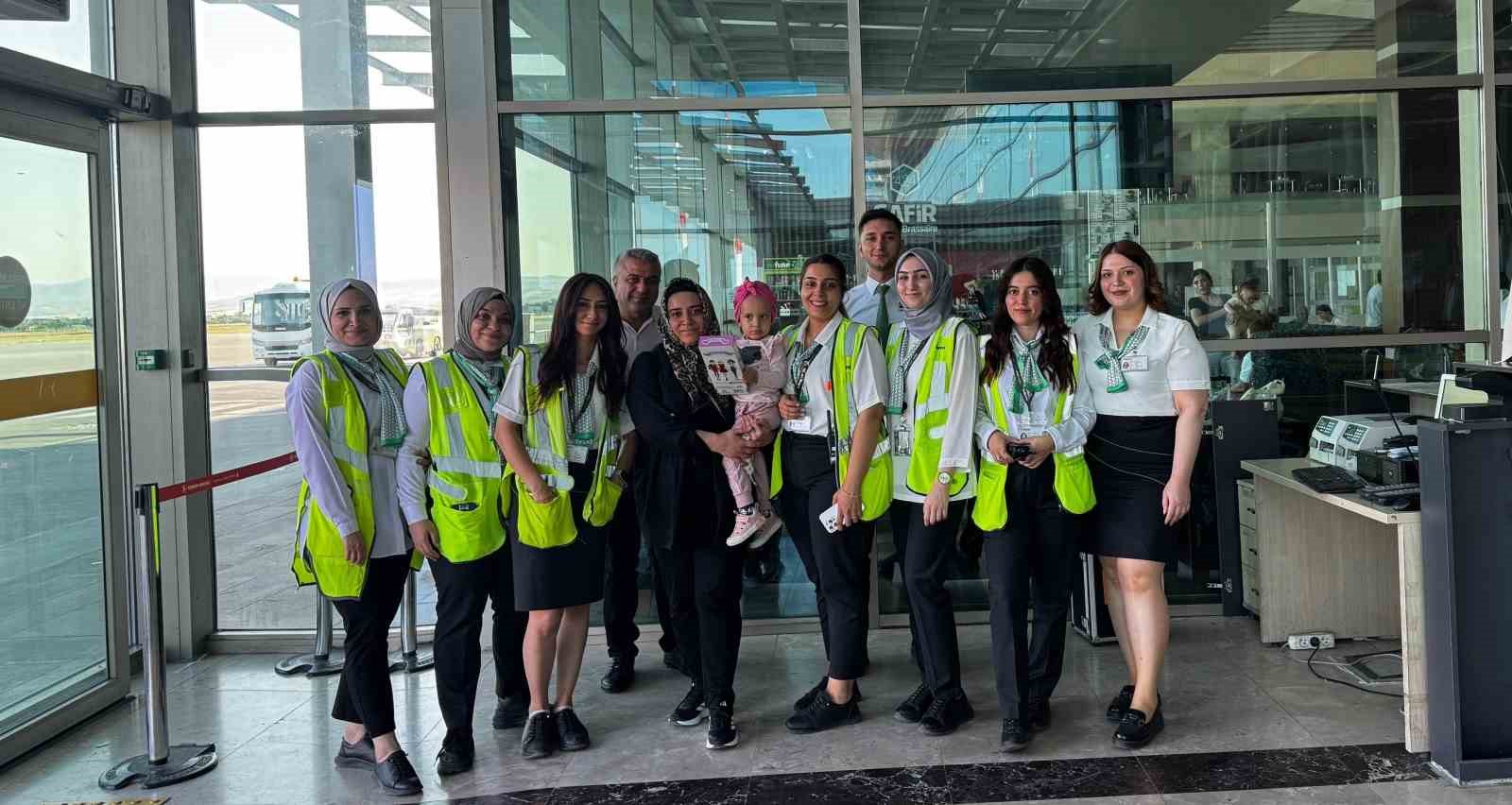 Havalimanı  çalışanlarından kanser hastası Cennet’e doğum günü sürprizi