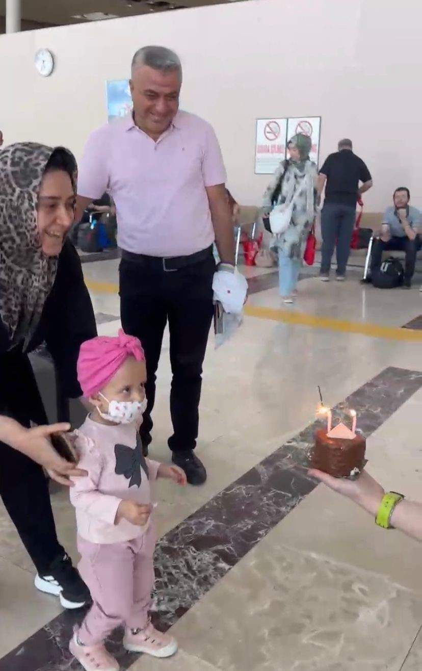 Havalimanı  çalışanlarından kanser hastası Cennet’e doğum günü sürprizi
