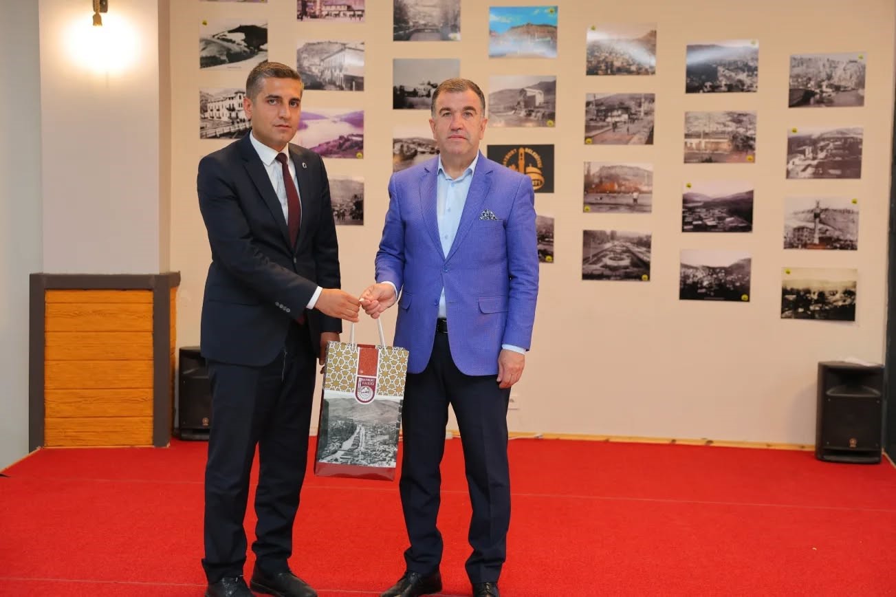 Bayburt’ta garnizon komutanı ve 2 ilçenin kaymakamları için veda yemeği düzenlendi
