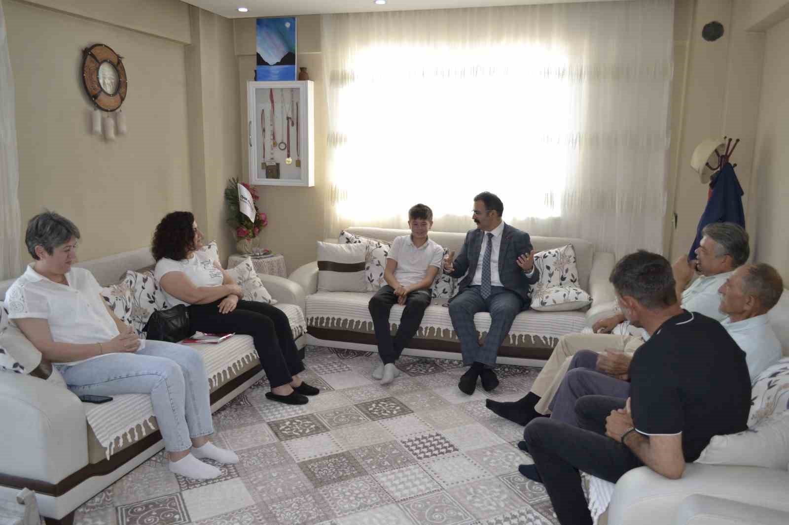 Kaymakam Ateş öğrencilerin evlerine misafir oldu
