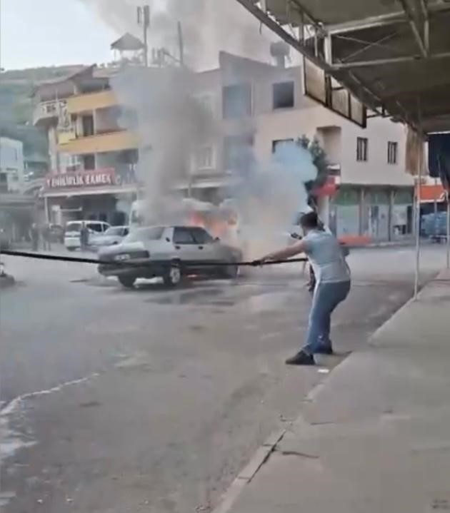 Osmaniye’de seyir halindeki otomobil yandı