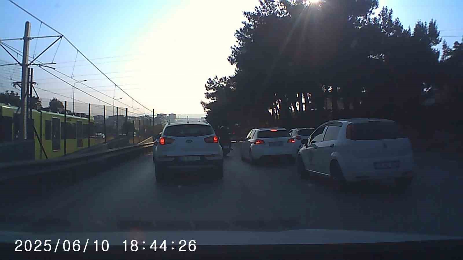 Trafik durunca, aradan ilerleyen motosikletler birbirine girdi
