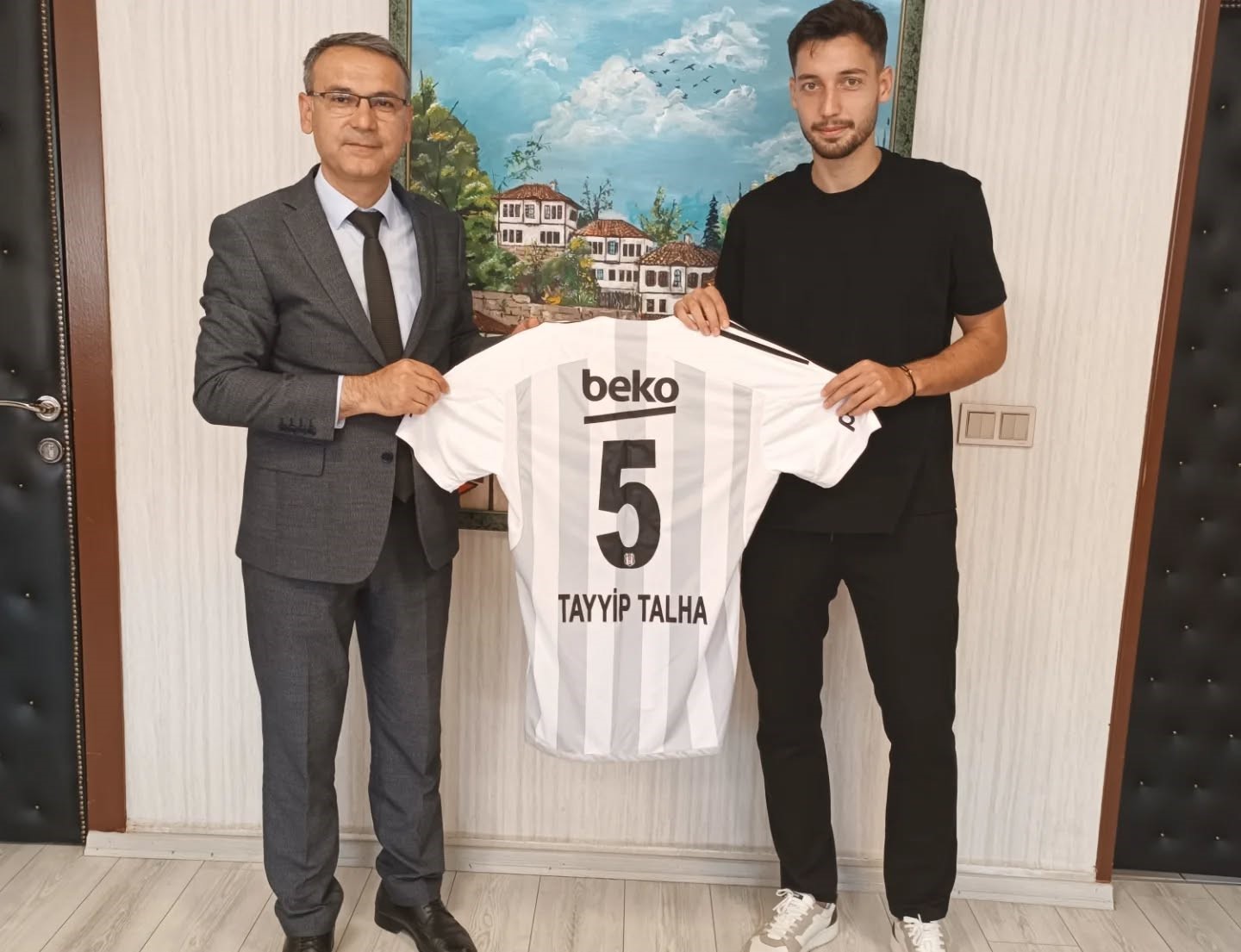 Tayyip Talha Sanuç’tan lise öğretmenine Beşiktaş forması